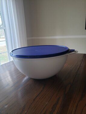 Tupperware Thatsa Bowl - 32 Cup White Bowl #2539 With Blue Seal #2540